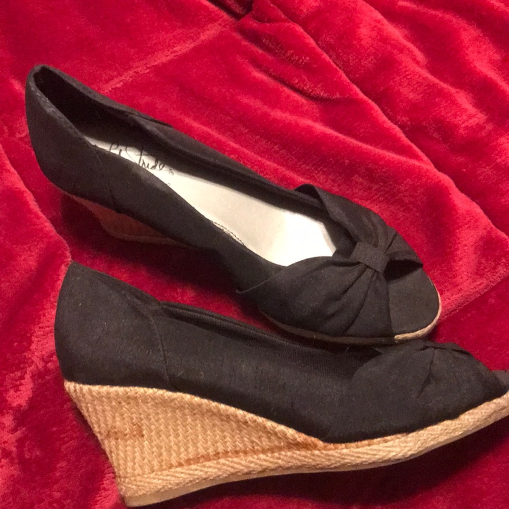 Open toe bow front wedges
